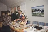 Arbetskretsens försäljning i Kållereds församlingshem (Svenska kyrkan) på Vommedalsvägen 16, 1997. Från vänster: 1. Okänd kvinna. 2. Ingeborg Flink.