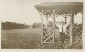 Robert Nelson (född 1908) poserar under en träställning ute på en äng, USA i september 1917. Son till Carl Nelson (född i Sverige, död i USA) och Alma Nelson (född 1881 i Kållered - död 1959 i USA).