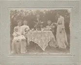 Fem personer samt ett barn sitter och fikar i trädgården vid Bölet 1:7 Eriksberg cirka 1910. Från vänster: Klara Lindenborg (1879, född Eriksson) med barn i knäet. 2. Hilma Eriksson. 3. Okänd man. 4. Rut Eriksson Olsson. 5. Ida Eriksson Bengtsson.
Nr 2, 4 och 5 är systrar. Deras föräldrar var Alida och Johannes Eriksson. De är kusiner med nr 1 som var bosatt i USA men på tillfälligt återbesök.