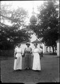 Kvinnor vid Leksands kyrka, Dalarna