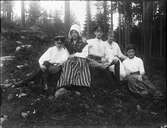 Ungdomar i skogsbacke, Dalarna