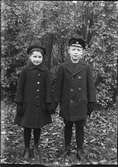 Två barn klädda i ytterkläder, Krusenberg, Uppland