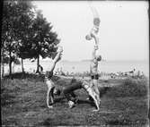 Akrobatik på gräsmatta vid badstrand, Uppland