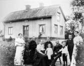 Familj framför Norrbacka gård, 1906-1907