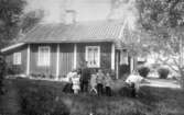 Familj framför banvaktstugan i Adolfsberg, ca 1905