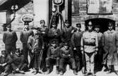 Grupp framför Oljekällaren, 1914