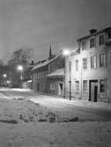 Kyrkogårdsgatan snötäckt i kvällsbelysning, 1950-tal