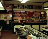 Kassadisk och skivställ på musikaffären LP-skivan, 1981