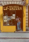 Ägaren i entren till musikaffären LP-skivan, 1974