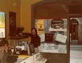 Ägaren vid skivspelare i musikaffären LP-skivan, 1974