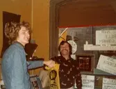 Skivförsäljning till kund i musikaffären LP-skivan, 1974