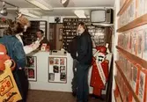 Kunder i LP-skivans videobutik, ca 1979