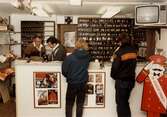Personal och kunder i LP-skivans videobutik, ca 1979