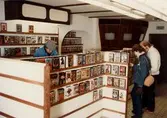 Videohyllor i LP-skivans videobutik, ca 1979