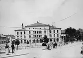 Människor vid Gamla teatern, 1870-tal