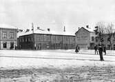 Människor i rörelse i snön på Järntorget, ca 1908