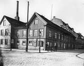 Pojkar vid korsningen Storgatan och Järnvägsgatan, ca 1905