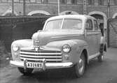 Bil parkerad framför Edlunds café, 1940-tal