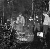 Matlagning över öppen eld på Hästnäs barnkoloni, februari 1957