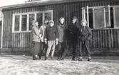 Elever utanför paviljongen på Hästnäs barnkoloni, februari 1957