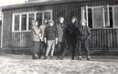 Elever utanför paviljongen på Hästnäs barnkoloni, februari 1957