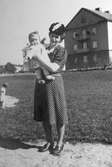 Mor och dotter i Karlaparken, 1945