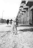 Barn i snö på Hertig Karls allé 38, 1946