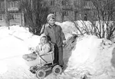 Syskonpar på promenad i snön, Hertig Karls allé, 1946