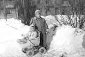 Syskonpar på promenad i snön, Hertig Karls allé, 1946