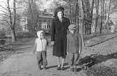 Mor och barn utanför caféet på Stora Holmen, 1950