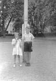 Barn poserar för fotografen på examensdag på Marsfältets skola, 1950