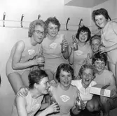 Segeryra för Örebro Praktiska Realskolas handbollslag i omklädningsrummet, Örebro, 1960