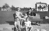 Mammor med barn, Karlaparken, 1945