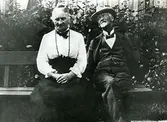 Elfrida och Edward Hansson på äldre dar en vacker sommardag 1927 i Släp.