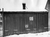 Trähus med uppmärkta parkeringsplatser på Gamla gatan 15, 1967