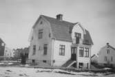 Kvinna vid villa på Strandvägen 31 i Rynninge, 1930