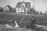 Två män i en eka i Lillån i Rynninge, 1932