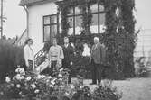 Gruppbild vid villa i Rynninge, 1935