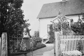 Kvinna vid villa i Rynninge, 1930-tal