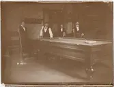 Fyra män spelar biljard, Uppsala