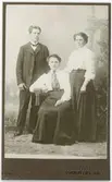 Kabinettsfotografi - två kvinnor och en man, Södertälje