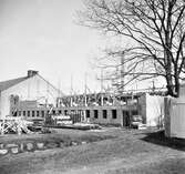 Hagaskolans gymnastiksal har börjat byggas. Karl Fredrik Olsson var redaktör (ca 1935-1965) på Hallandsposten så bilden har troligen varit publicerad i tidningen.