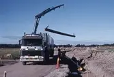 Nedläggning av rör för fjärrvärme på Gustavsviksfältet,  augusti 1990