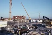 Byggarbetare väntar på byggmaterial i Ladgårdsängen , februari 1991