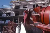 Byggarbetare med cementbil i Ladugårdsängen, 1991