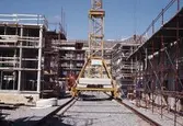 Lyftkran lyfter byggställningar i Ladugårdsängen, 1991