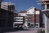 Flerbostadshus med byggställning i Ladugårdsängen, 1991