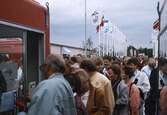 Kö vid biljettkassan vid invigningen av Bo92,  1992
