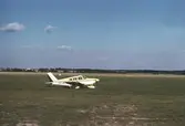 Ett ensamt flygplan på Gustavsviksfältet, 1978