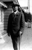 Gustaf Dalén vid AGA:s spårvagnshållplats i Stockholm.